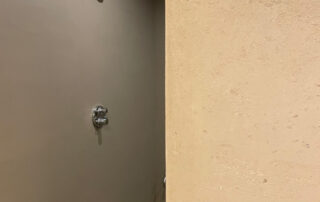 Edle Walk-in-Dusche mit fugenloser Oberfläche und stilvoller Wandgestaltung.