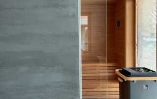 Exklusive Sauna mit Glasabtrennung und moderner Wandgestaltung für eine entspannte Atmosphäre.
